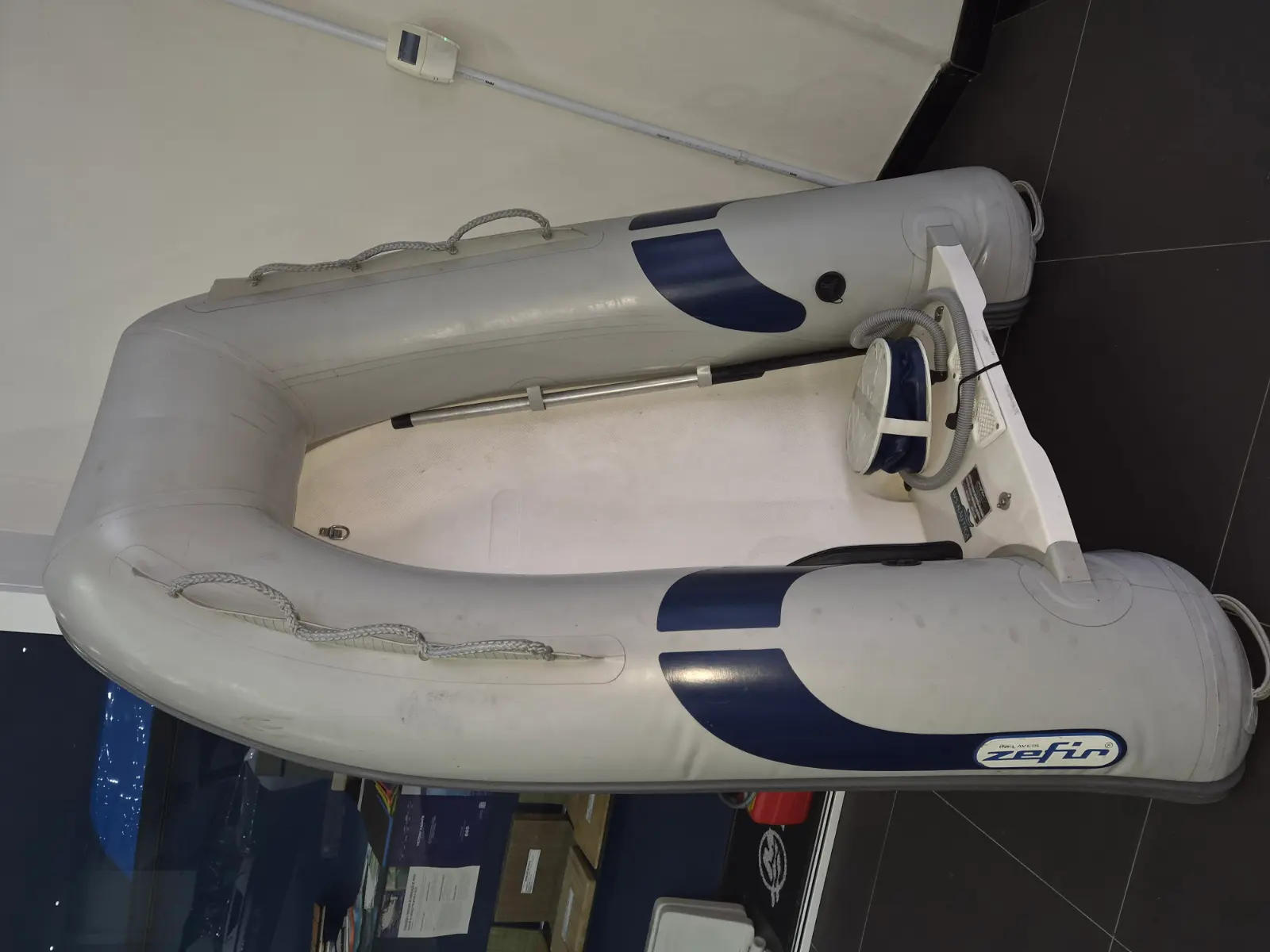 BOTE ZEFIR F200 seminova — imagem principal